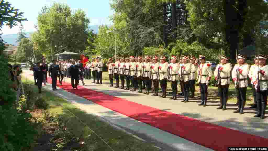 МАКЕДОНИЈА - На одбележување на годишнината од Армијата на Македонија, претседателот Ѓорѓе Иванов порача дека инвестициите во одбраната се клучни за справување со тековните предизвици. Министерката за одбрана Радмила Шеќеринска рече дека се потребни видливи резултати за членството во НАТО. Генерал мајор Васко Ѓурчиновски кој, беше назначен за началник на Генералштабот, вети дека ќе работи согласно стандардите на НАТО.