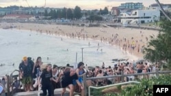 Хора бягат от плажа Бонди след като двама нападатели откривт безразборна стрелба