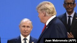 Iамеркан президент Трамп Долналд а (аьтто), Оьрсийчоьнан президент Путин Владимир а. Буэнос-Айрес.