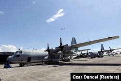 Недавно полученный от США военно-траспортный самолет C-130 на летном поле в штабе ВВС Филиппин на авиабазе "Вилламор" вблизи Манилы
