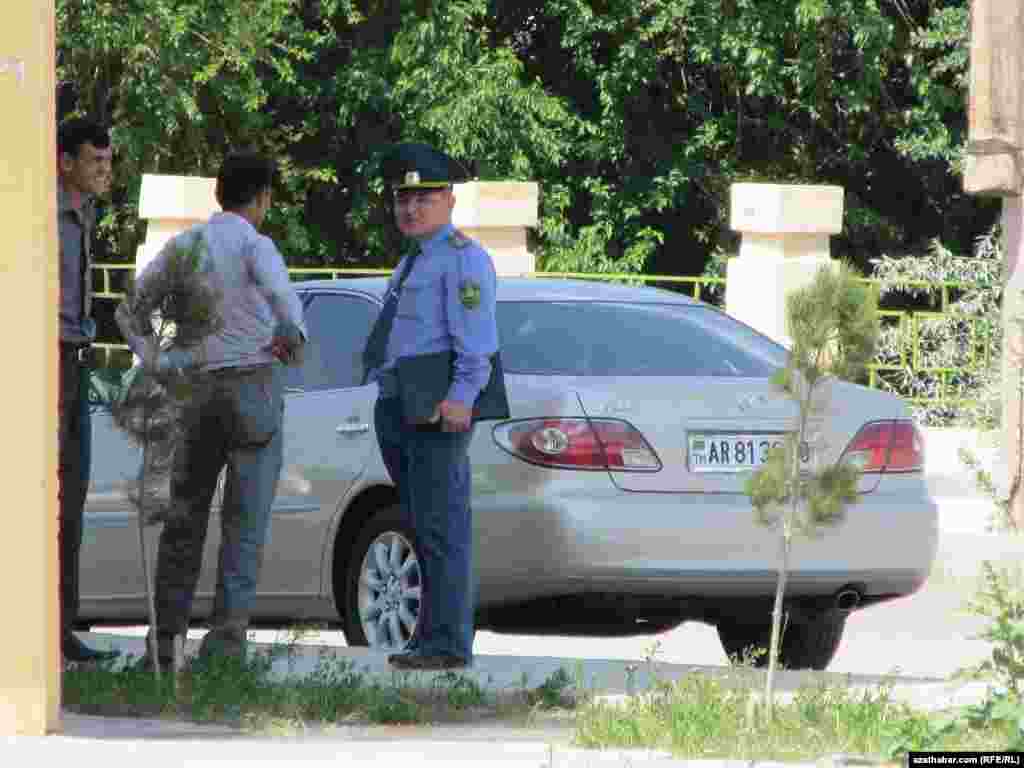 Polisi&yacute;anyň işg&auml;ri ra&yacute;atlar bilen g&uuml;rleş&yacute;&auml;r