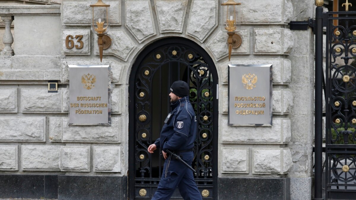 Власти Германии высылают двух сотрудников посольства России