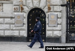 Полицейский около входа в российское посольство в Берлине