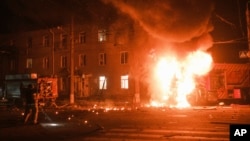 Пожарные тушат огонь после удара российского дрона в Харькове, 4 апреля 2024 года