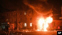 Požar u stambenoj zgradi u Harkivu posle ruskog napada dronovima, 4. april 2024.