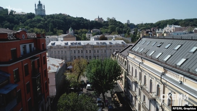 Будинок займає площу у понад 4,5 тисячі квадратних метрів в історичній частині столиці