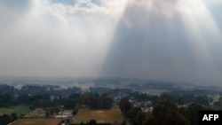 Fum deasupra unei păduri devastate de incendiu la Monschau, în vestul Germaniei, pe 17 august 2026.