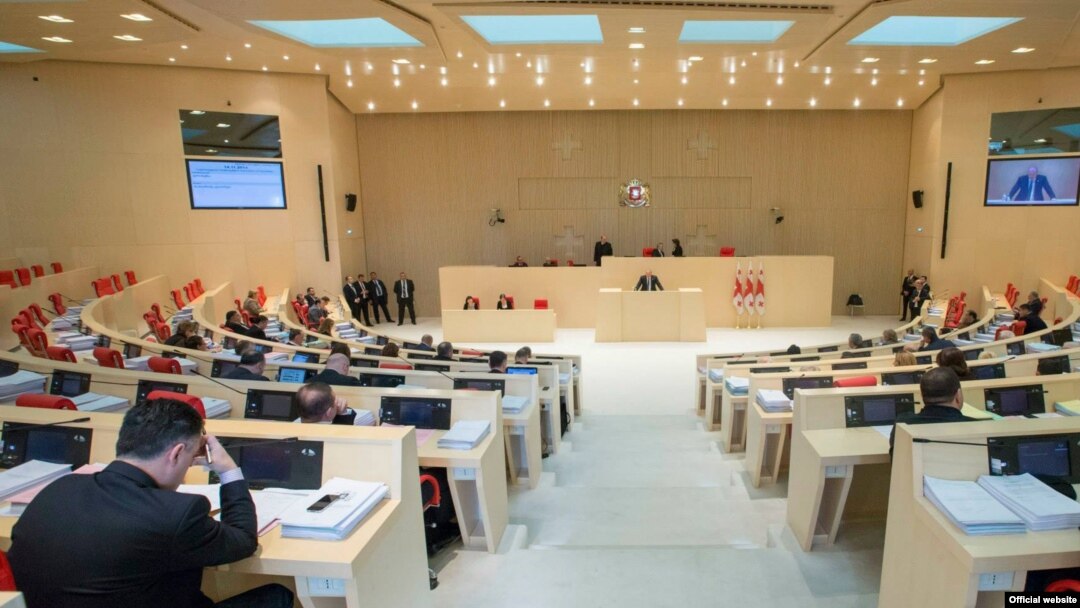 В грузинском парламенте на этот раз друг с другом долго не могли договориться политические соратники – депутаты двух фракций от единой правящей коалиции