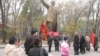 Активисты Компартии Казахстана у памятника Ленину. Алматы, 7 ноября 2008 года. 