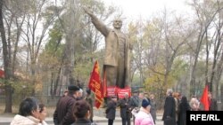 Лениндин эстелигинин жанына чогулган Коммунисттик партия мүчөлөрү. 7-ноябрь, 2008-жыл