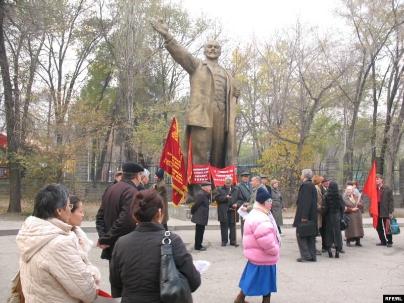 Казахстанские коммунисты отмечают 91-ю годовщину Октябрьской революции возле памятника Ленину. Алматы, 7 ноября 2008 года