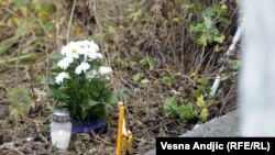 Sveće i cveće ispred vojnog hotela u kojem se odigrala tragedija, 7. decembar 2011.