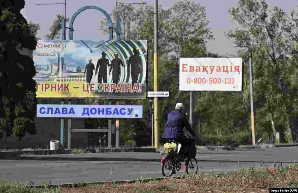 Shenjat orientuese në Pokrovsk duke përfshirë një (djathtas) që shfaq një numër telefoni për njerëzit që duan të evakuohen. Rreth 13.000 banorë besohet se kanë mbetur në qytet që nga 4 tetori. &nbsp;