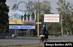 U Pokrovsku u kojem je pre rata živelo oko 60.000 ljudi, sada ima oko 13.000 stanovnika. Na jednom od bilborda je naveden kontakt telefon za ljude koji žele da budu evakuisani.