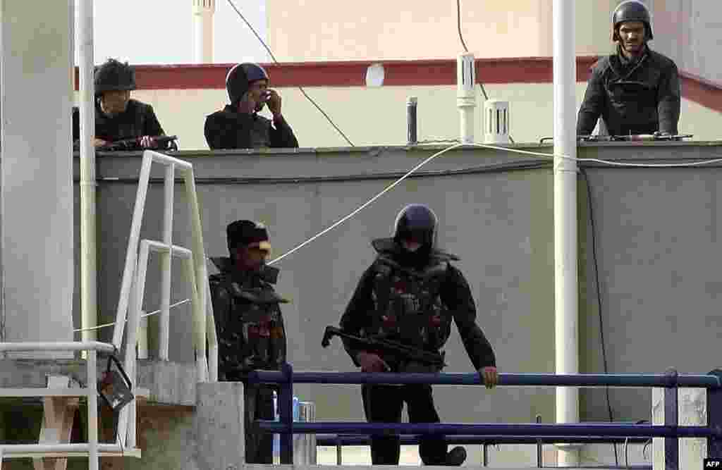 Commandos on November 28 prepare to attack terrorists inside Nariman House, one of the targets of the attacks. 