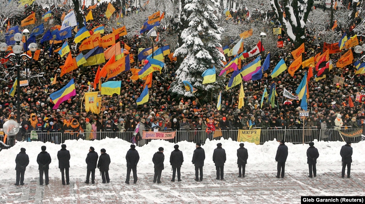 Zyrtarët policorë përballë mbështetësve të Yushchenkos jashtë ndërtesës qeveritare në Kiev. 1 dhjetor 2004.