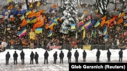 Ukrainian policemen face Yushchenko supporters outside the government buildings in Kyiv on December 1, 2004.