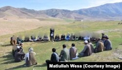 Organizația Pen Path, în timpul unei campanii de promovare a educației în rândul copiilor, în provincia Badakhshan. Voluntarii au vorbit cu liderii tribali din diferite sate pentru a-i convinge pe aceștia să lase fetele să meargă la școală. Aceeași muncă purtată de tatăl lui în trecut a devenit o îndatorire, acum, și pentru Matiullah.