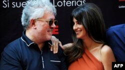 پنه‌لوپه کروز در کنار پدرو آلمادوار