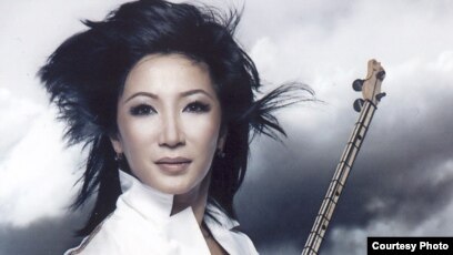 Үлкен бөкселері бар жетілген әйелдер