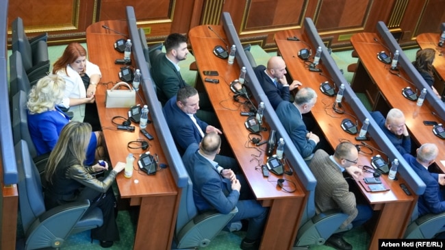 Nëntë deputetët e Listës Serbe gjatë seancës së 25 prillit.