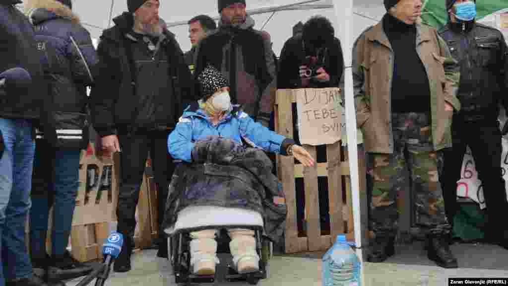 Dijana Hrka u kolicima nakon deset dana štrajka glađu. 