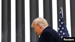 Američki predsjednik Donald Trump posjetio je američko-meksički granični zid u Alamu, Teksas, SAD, 12. januara 2021. 