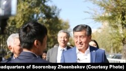 Кандидат в президенты Кыргызстана Сооронбай Жээнбеков у избирательного участка. Бишкек, 15 октября 2017 года.