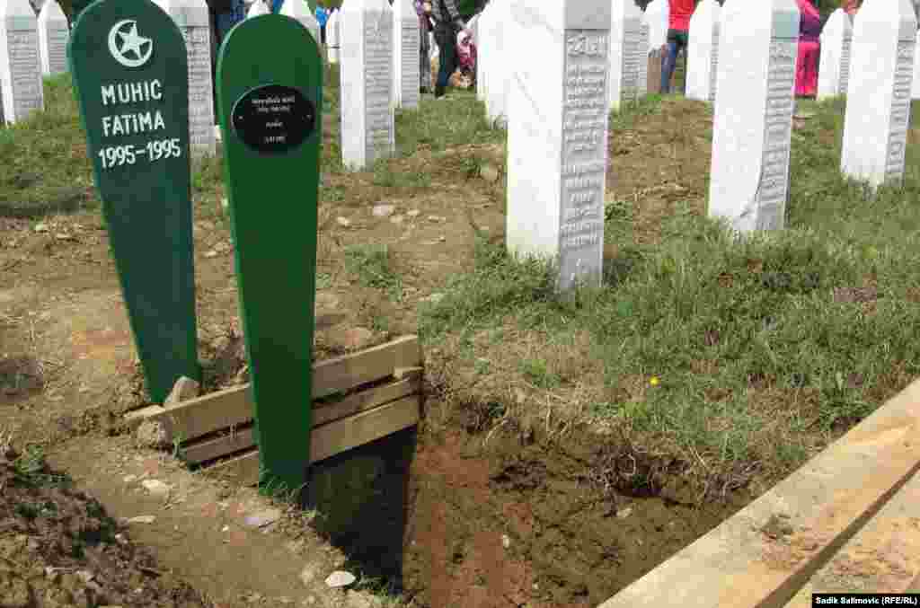 Najmlađa žrtva koja će biti sahranjena u Srebrenici, novorođenče, Fatima Muhić, 11. juli 2013. Foto: RSE / Sadik Salimović