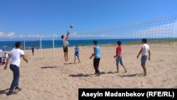 "Алтын кум" фестивалы. Кум үстүндөгү воллейбол оюну. 29-июль, 2018-жыл.