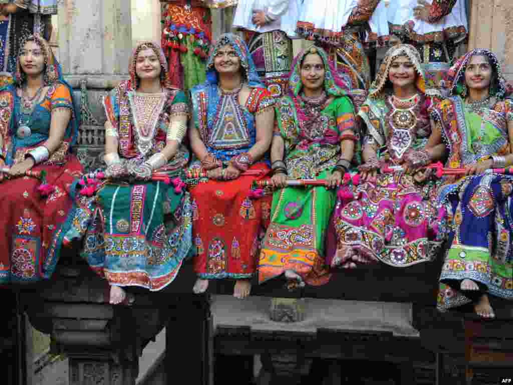 Індыя. Танцоркі з гурту Пангхат рыхтуюцца да індуісцкага сьвята Наўраты каля Ахмэдабаду.