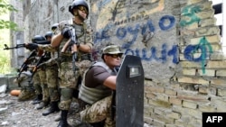 Pamje e ushtraëve të Ukrainës gjatë një stërvitjeje