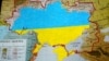 Територія сучасної України, позначена синьо-жовтими кольорами і нанесена на діалектологічну мапу української мови станом на 1871 рік