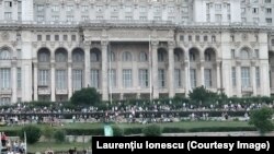 Blatiștii de la concertul Bon Jovi, în curtea Palatului Parlamentului.
