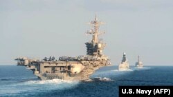 Архивска фотографија: Американскиот носач на авиони Абрахам Линколн, британскиот разурнувач Дефендер и американскиот разурнувач Фарагут поминуваат низ Ормускиот Теснец на 19 ноември 2019