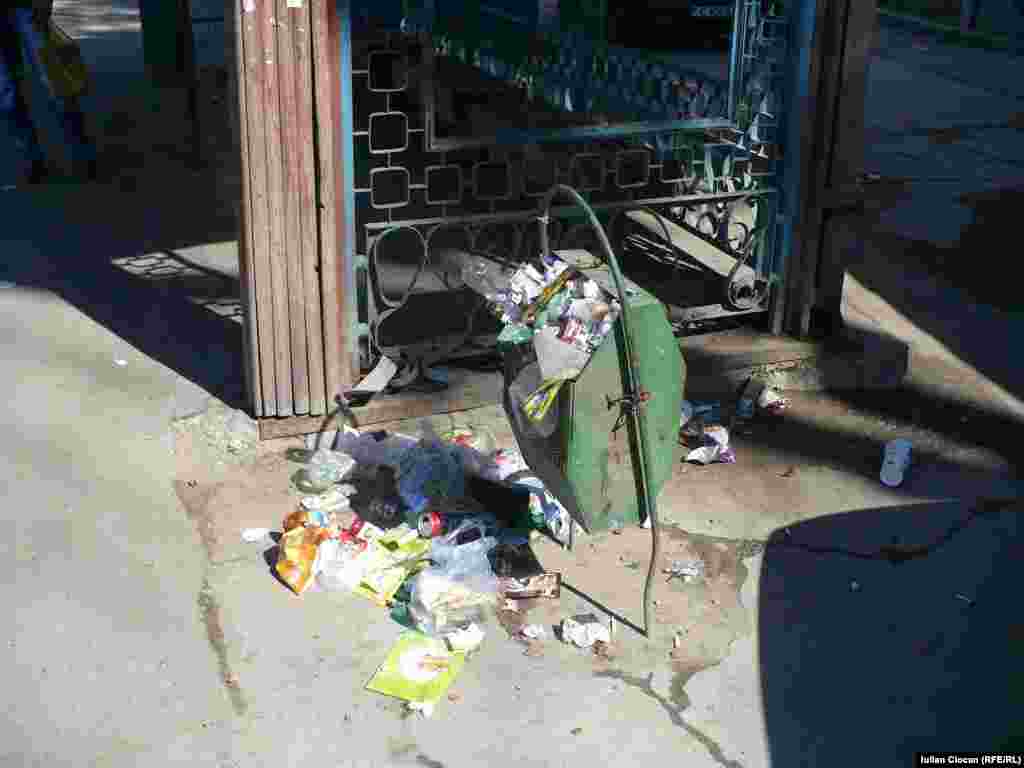 Ladă de gunoi în staţia de troleu