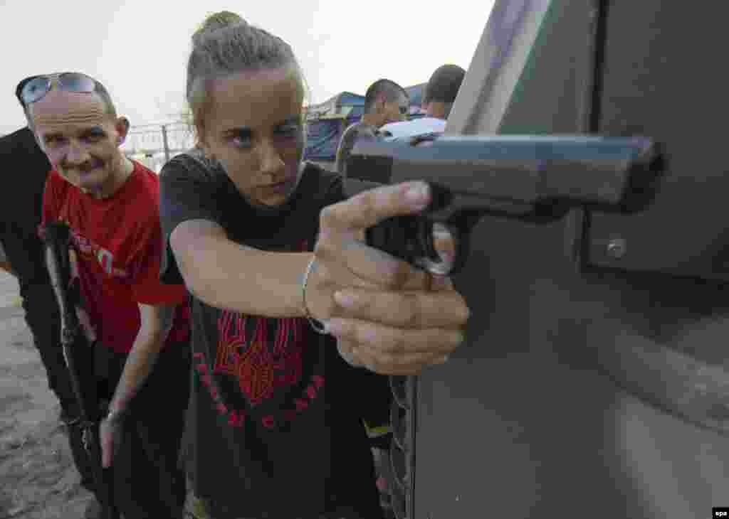 Ukrainian servicemen train civilian volunteers in the southeastern Ukrainian city of Mariupol. (epa/Sergei Vaganov)