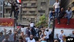 Demonstranti ispred Ambasade Izraela, Kairo, 9. septembar 2011