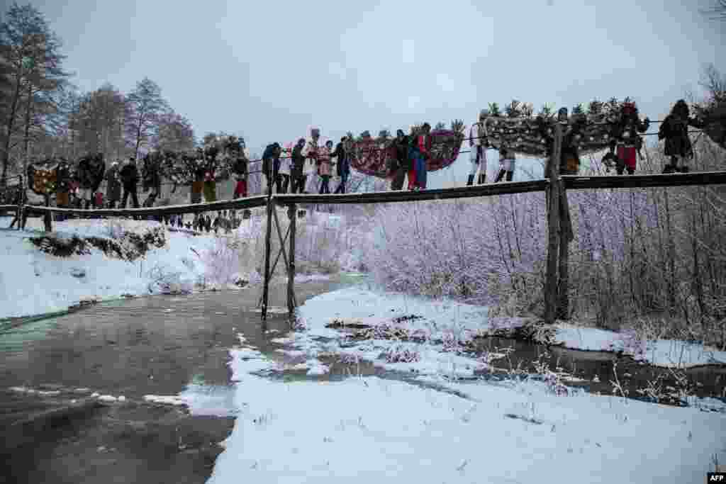 Ljudi u narodnoj nošnji proslavljaju Malanka festival, selo Krasnoilsk, Ukrajina, 14. januar (AFP/Oleksandr Ratushnyak)