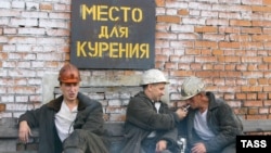 Russia -- miners, pitman smoke cigarettes, relaxing. Mining, Kemerovo, 03Aug2006