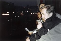 Вацлаў Гавэл выступае на мітынгу на Вацлаўскай плошчы, Прага, 21 лістапада 1989