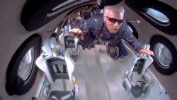 Ричард Брэнсон парит в невесомости на борту пассажирского ракетного самолета VSS Unity Virgin Galactic после достижения границы космоса, 11 июля 2021 года