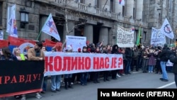 Protesta e studentëve para Gjykatës Kushtetuese, Beograd, 12 janar 2025 ku shihen flamuj të shumtë me hartën e Kosovës dhe me mesazhin “Nuk ka dorëzim”.
