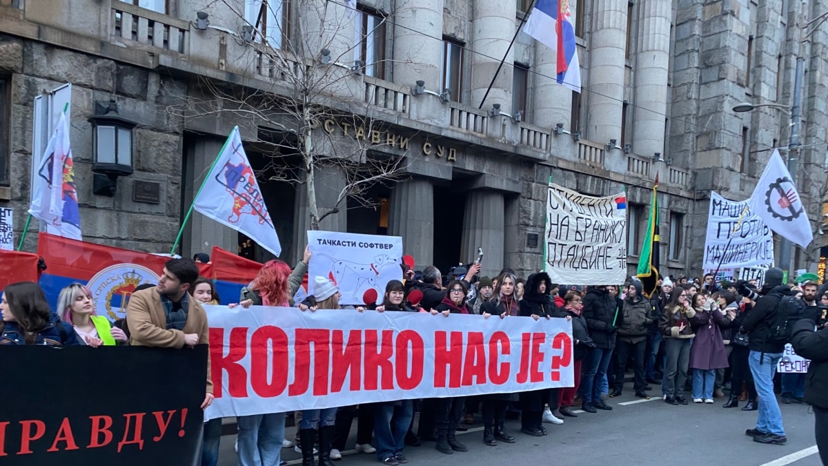 Pankarta për Kosovën në protestat e studentëve në Serbi