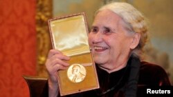 Böyük Britaniya - Doris Lessing Nobel mükafatı ilə Londonda, 30 yanvar, 2008