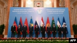 Lideri din țări CSI pozează pentru o fotografie comună înaintea unei reuniuni a Consiliului șefilor de stat din Comunitatea Statelor Independente (CSI) la Palatul Națiunii din Dușanbe, pe 10 octombrie 2025.