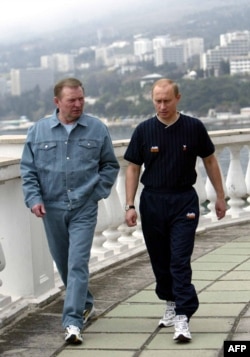 Preşedinţii Vladimir Putin şi Leonid Kucima la Ialta, 1 mai 2003