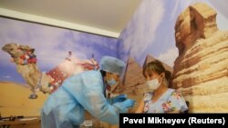 Вакцинация от коронавируса в пункте, развернутом в здании торгового центра в Алматы
