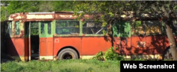 Його колеса вгрузли в землю. Старий тролейбус ще до перевезення з селища Ялта до Запоріжжя. Скріншот відео Кальницький РетроВлог.
