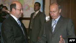 Александър Бабаков (вляво) и Владимир Путин през 2007 г.